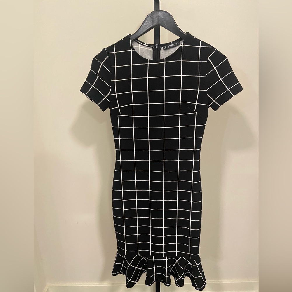 Size xs black bodycon midi dress with ruffled bottom. Super cute dress!!